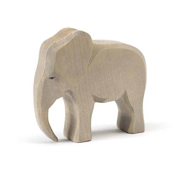 Figurine en bois éléphant mâle, fabrication éthique et artisanale. Sélection Ostheimer sur amaetc.com, concept store eco friendly pour enfants