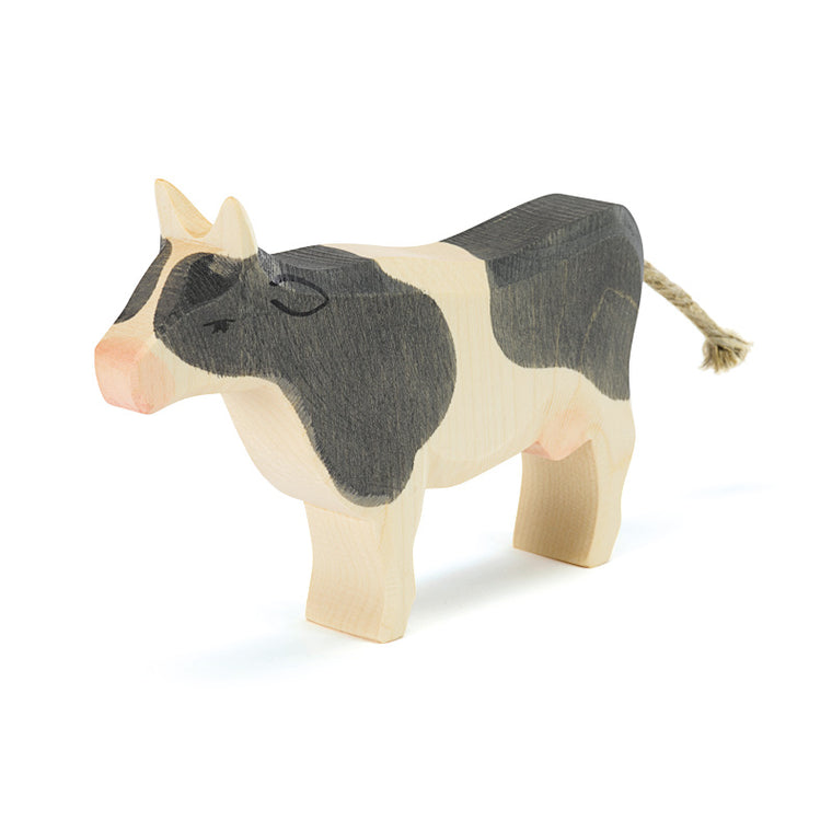 Figurine en bois Vache noire, fabrication éthique et artisanale. Sélection Ostheimer sur amaetc.com, concept store eco friendly pour enfants