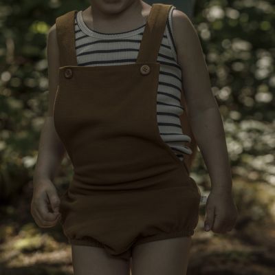Barboteuse Juhu en piquet de coton bio Nutmeg - Sélection Minimalisma à retrouver sur amaetc.com, concept store eco friendly pour enfants