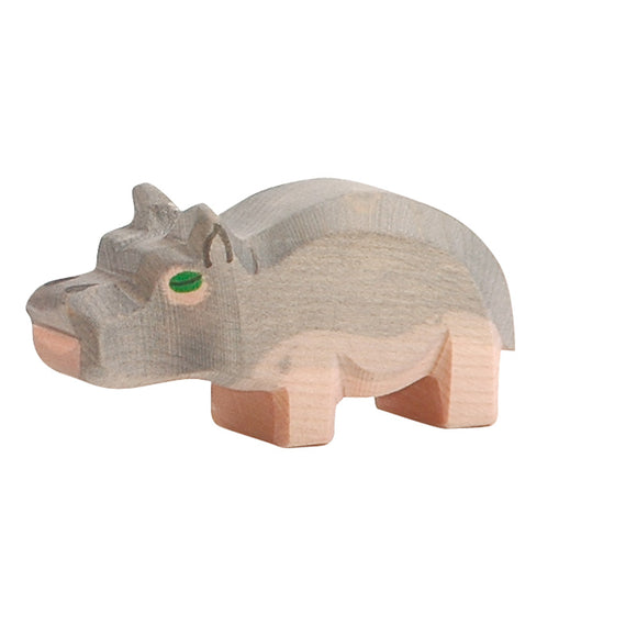 Figurine en bois petit hippopotame, fabrication éthique et artisanale. Sélection Ostheimer sur amaetc.com, concept store eco friendly pour enfants