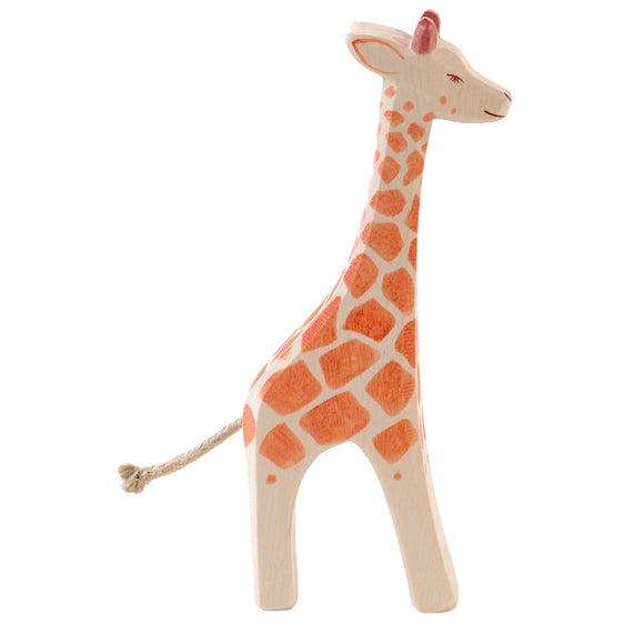 Figurine en bois grande girafe, fabrication éthique et artisanale. Sélection Ostheimer sur amaetc.com, concept store eco friendly pour enfants