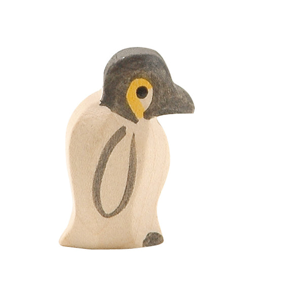Figurine en bois Petit pingouin, fabrication éthique et artisanale. Sélection Ostheimer sur amaetc.com, concept store eco friendly pour enfants