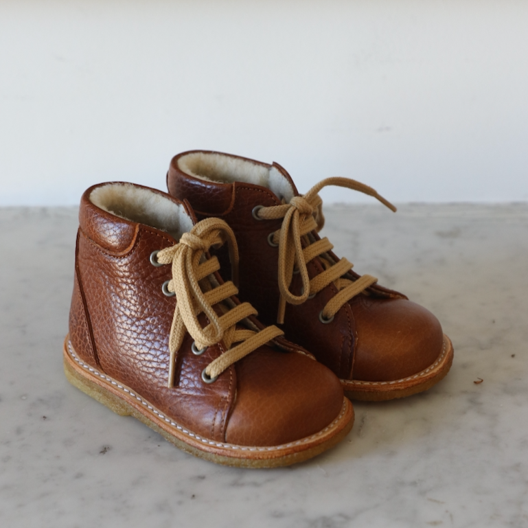 Bottines fourr es lacets cognac ANGULUS AMA etc