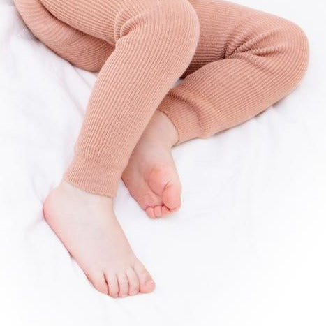Collants côtelés sans pieds marron glacé en coton biologique - Sélection Silly Silas à retrouver sur amaetc.com, concept store eco friendly pour enfants